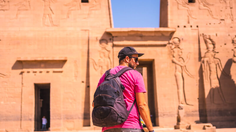 Ist es sicher, in Ägypten zu reisen? Ein umfassender Leitfaden 3 A Reisender vor dem Philae Tempel
