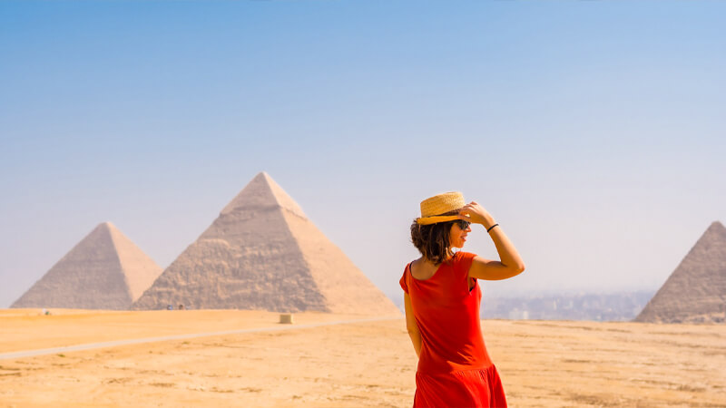Ist es sicher, in Ägypten zu reisen? Ein umfassender Leitfaden 2 A Tourist vor den Pyramiden