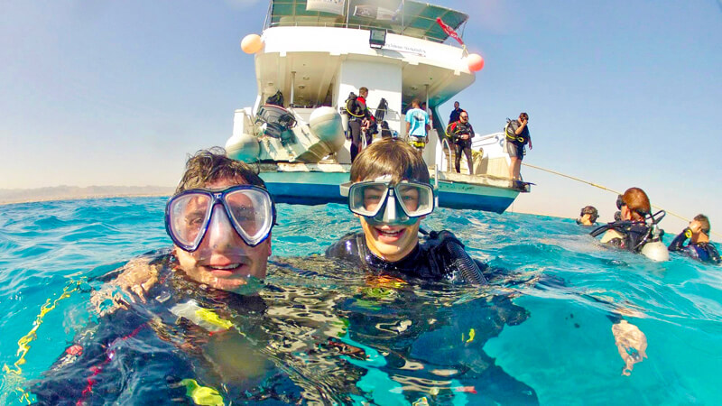 Ein Bild der Taucher vom Strand von Hurghada