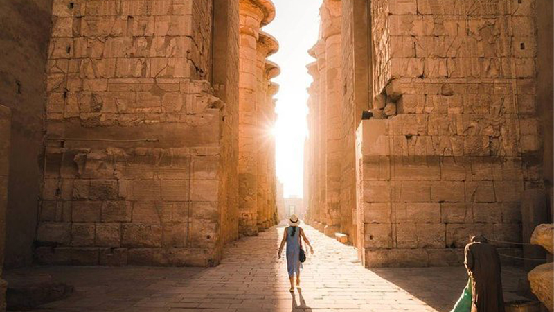 Ein wunderbares Bild eines Touristen aus dem Inneren des Karnak Tempels