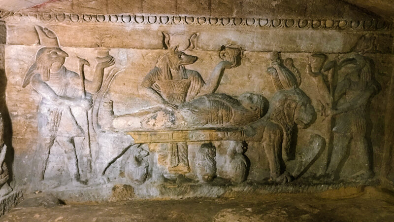 Eine wundervolle Aufnahme einer Szene auf einer der Mauern im Friedhof von Kom el Shoqafa in