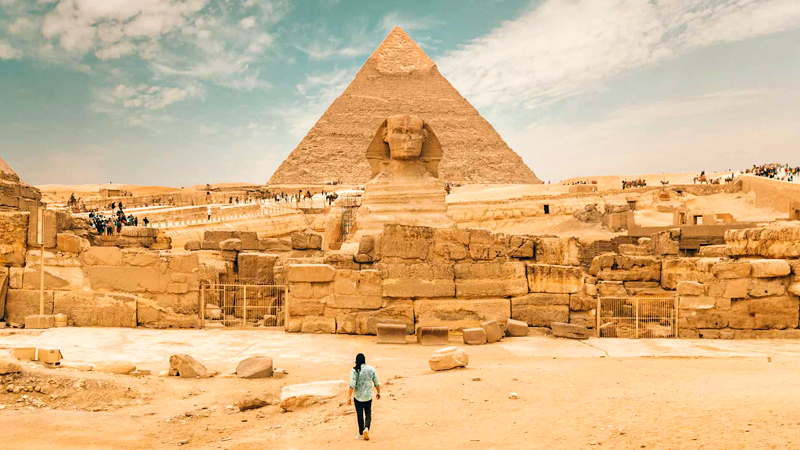 Wahrzeichen in Ägypten: Erkundung der Pracht 1 Touristen Fotos vor den Grosen Pyramiden von Gizeh