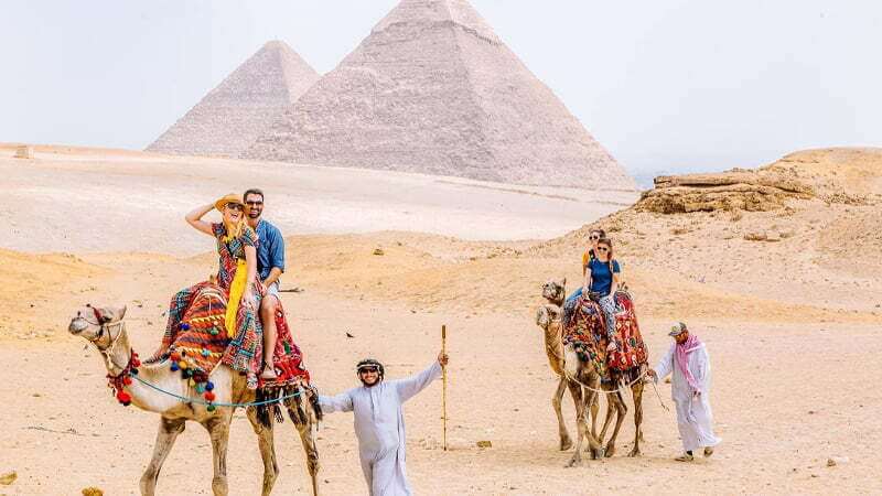 Was Sie für Ägypten Einpacken Sollten: Ein umfassender Leitfaden 2 Wunderbare Fotos von Besuchern auf Kamelen bei den Pyramiden reitend