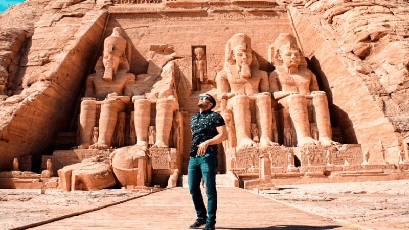 Was Sie für Ägypten Einpacken Sollten: Ein umfassender Leitfaden 1 ein wunderbares bild eines besuchers vor dem abu simbel tempel