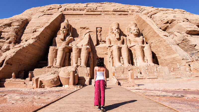 Beste Reisezeit für Ägypten: Das Land der Pharaonen enthüllen 1 eine wunderbare aufnahme eines touristen vor dem abu simbel tempel