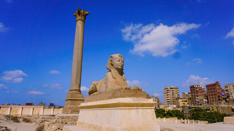 Pompeius-Säule: Das antike Wunder enträtseln 1 eine wundervolle aufnahme der pompeiussaule mit der sphinx in der nahe