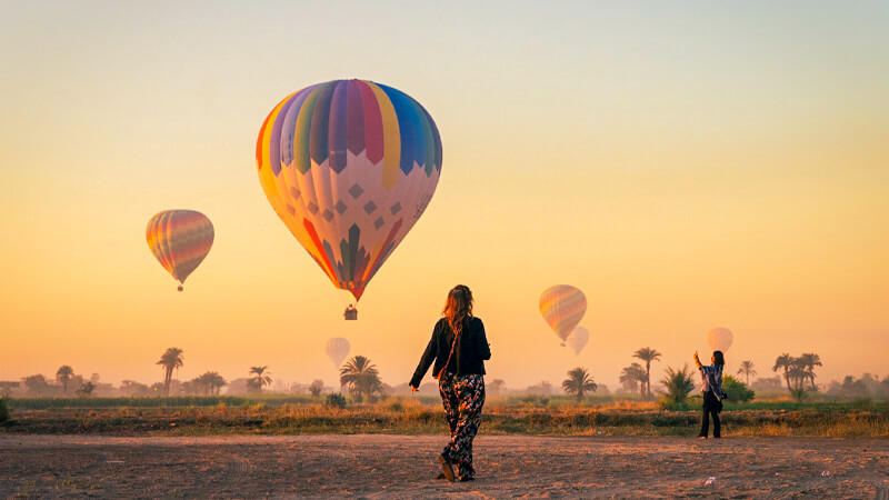 Ist es sicher, in Ägypten zu reisen? Ein umfassender Leitfaden 1 mit einem heisluftballon in luxor einen touristen fangen