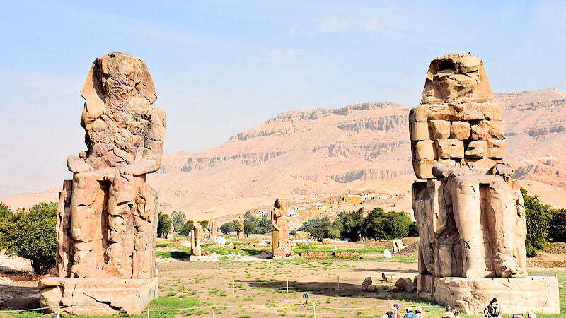 Kolosse von Memnon: Erkundung der rätselhaften Riesenstatuen des alten Ägypten 2 ein wunderbares bild der memnonstatue in