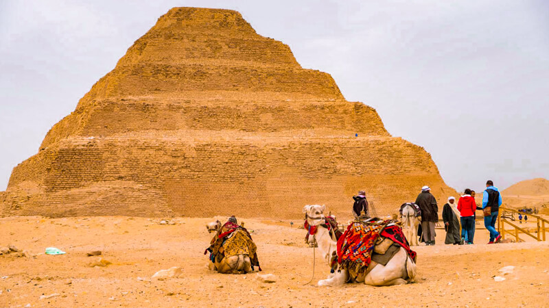 Nekropole von Sakkara: Enthüllung der altägyptischen Grabstätte 1 ein wunderbares bild der sakkarapyramide