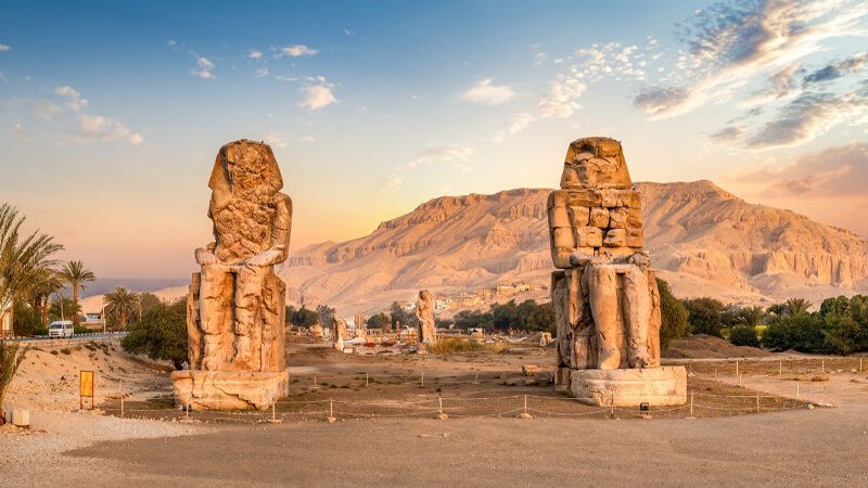 Kolosse von Memnon: Erkundung der rätselhaften Riesenstatuen des alten Ägypten 1 kolosse von memnon